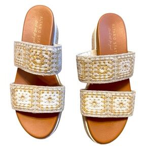 Altar'd State Elleni Crochet platform Sandals in cream & tan. Size 8 1/2